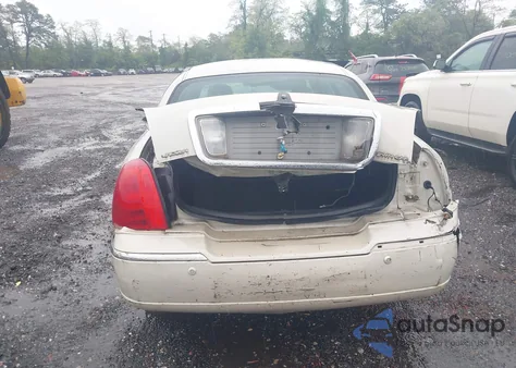 2004 Lincoln Town Car Ultimate from USA, damaged, VIN 1LNHM83W54Y639922